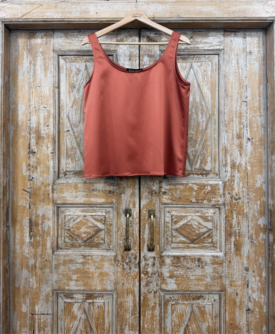 БЛУЗКА "топ-майка" с круглым вырезом (из мягкого атласа), ТЕРРАКОТ - фото 37969