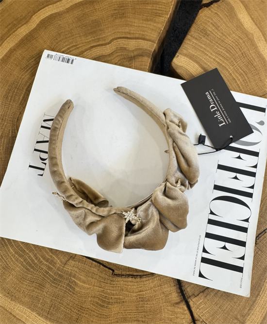 Ободок из бежевого бархата со стразами by Beretkah - фото 38314