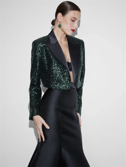 ЖАКЕТ короткий "БОЛЕРО" с острыми лацканами, однобортный, приталенный (из ИЗУМРУДНЫХ пайеток с лацканом из черного атласа) - фото 38981