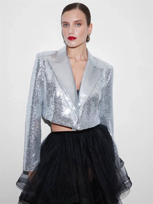 ЖАКЕТ короткий "БОЛЕРО" с острыми лацканами, двубортный, приталенный (из серебристых пайеток с лацканом из кожи-металлик) - фото 38993