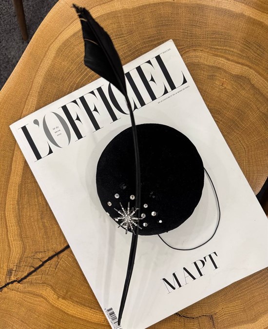 ШЛЯПКА "Таблетка" из бархата с пером и стразами by Beretkah - фото 39540