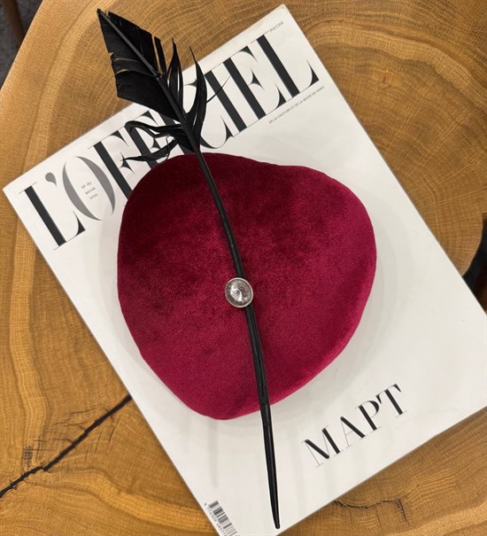 ШЛЯПКА-таблетка "СЕРДЦЕ" из бархата с пером и стразами by Beretkah - фото 39553