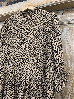 ПЛАТЬЕ МИНИ свободное, с воротником стойкой, оборками и пышными рукавами (из вискозы в леопардовом принте) - фото 11864