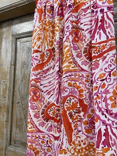 БРЮКИ свободные прямые в пол, сзади на резинке (из вискозы пластичной в оранжево-розовый принт) - фото 24817