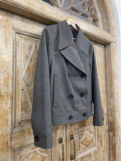 КОРОТКИЙ БУШЛАТ (легкое пальто-жакет, двубортное), из суконной шерсти меланж - фото 26040