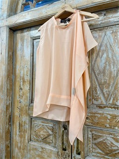 Ассиметричная блузка без рукавов (из персикового шелка) - фото 28625