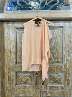 Ассиметричная блузка без рукавов (из персикового шелка)