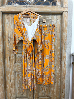 БРЮКИ среднеширокие, свободные, на мягкой резинке с кулиской, OneSize, из легкой вискозы-сатин желтый/ОХРА принт в огурцы - фото 35031