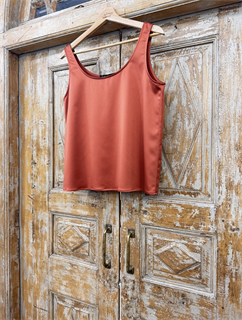 БЛУЗКА "топ-майка" с круглым вырезом (из мягкого атласа), ТЕРРАКОТ - фото 37967