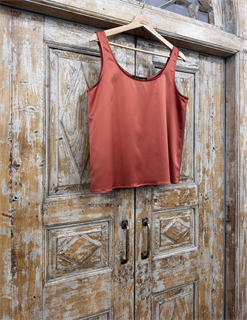 БЛУЗКА "топ-майка" с круглым вырезом (из мягкого атласа), ТЕРРАКОТ - фото 37968