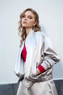 КУРТКА-БОМБЕР oversize, короткий, с отстрочкой (из плотного атласа, ЖЕМЧУЖНО-СЕРЫЙ) - фото 38020