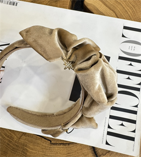 Ободок из бежевого бархата со стразами by Beretkah - фото 38313