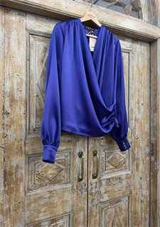 БЛУЗКА на запАхе с мягкой драпировкой, с манжетами (из атласа LUNA) - фото 38471