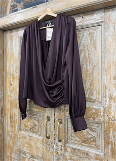 БЛУЗКА на запАхе с мягкой драпировкой, с манжетами (из атласа ARMANI), ИНЖИР - фото 38706