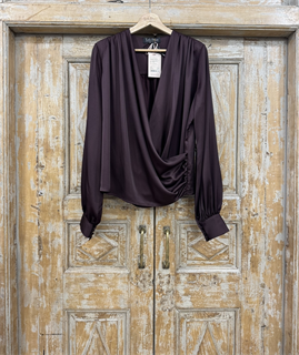 БЛУЗКА на запАхе с мягкой драпировкой, с манжетами (из атласа ARMANI), ИНЖИР - фото 38708