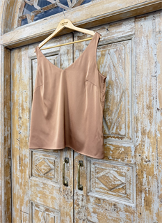 БЛУЗКА  (V-образный вырез, без рукавов, типа "Майка", двусторонний, из премиум-атласа) - фото 38825