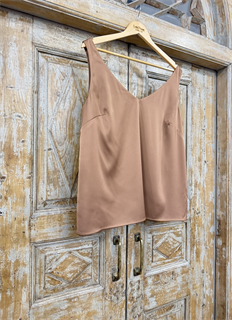 БЛУЗКА  (V-образный вырез, без рукавов, типа "Майка", двусторонний, из премиум-атласа) - фото 38826