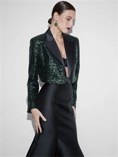 ЖАКЕТ короткий "БОЛЕРО" с острыми лацканами, однобортный, приталенный (из ИЗУМРУДНЫХ пайеток с лацканом из черного атласа) - фото 38981