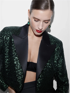 ЖАКЕТ короткий "БОЛЕРО" с острыми лацканами, однобортный, приталенный (из ИЗУМРУДНЫХ пайеток с лацканом из черного атласа) - фото 38982