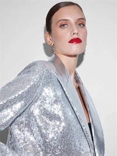 ЖАКЕТ короткий "БОЛЕРО" с острыми лацканами, двубортный, приталенный (из серебристых пайеток с лацканом из кожи-металлик) - фото 38994