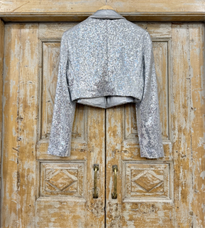 ЖАКЕТ короткий "БОЛЕРО" с острыми лацканами, двубортный, приталенный (из серебристых пайеток с лацканом из кожи-металлик) - фото 38997