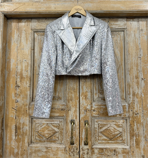ЖАКЕТ короткий "БОЛЕРО" с острыми лацканами, двубортный, приталенный (из серебристых пайеток с лацканом из кожи-металлик) - фото 38998