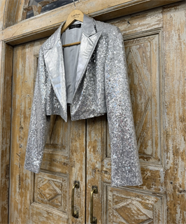 ЖАКЕТ короткий "БОЛЕРО" с острыми лацканами, двубортный, приталенный (из серебристых пайеток с лацканом из кожи-металлик) - фото 38999