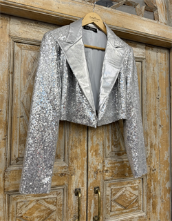 ЖАКЕТ короткий "БОЛЕРО" с острыми лацканами, двубортный, приталенный (из серебристых пайеток с лацканом из кожи-металлик) - фото 39000