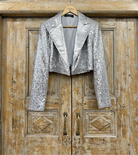 ЖАКЕТ короткий "БОЛЕРО" с острыми лацканами, двубортный, приталенный (из серебристых пайеток с лацканом из кожи-металлик) - фото 39001