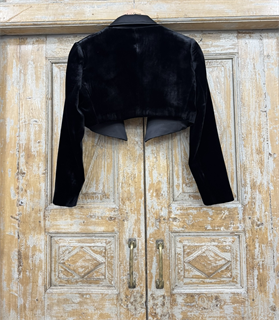 ЖАКЕТ-БОЛЕРО с острыми лацканами, двубортный, приталенный (из шелкового бархата с лацканами из атласа) - фото 39005