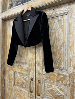 ЖАКЕТ-БОЛЕРО с острыми лацканами, двубортный, приталенный (из шелкового бархата с лацканами из атласа) - фото 39007