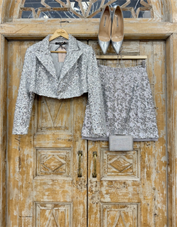 ЖАКЕТ-БОЛЕРО с острыми лацканами, двубортный, приталенный (из серебристых пайеток) - фото 39013