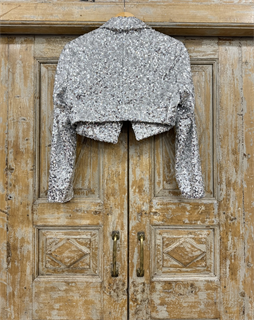 ЖАКЕТ-БОЛЕРО с острыми лацканами, двубортный, приталенный (из серебристых пайеток) - фото 39015