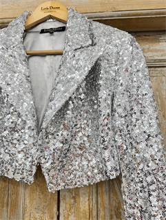 ЖАКЕТ-БОЛЕРО с острыми лацканами, двубортный, приталенный (из серебристых пайеток) - фото 39016