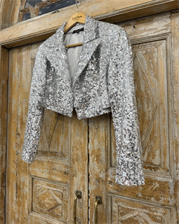 ЖАКЕТ-БОЛЕРО с острыми лацканами, двубортный, приталенный (из серебристых пайеток) - фото 39017