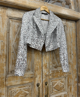 ЖАКЕТ-БОЛЕРО с острыми лацканами, двубортный, приталенный (из серебристых пайеток) - фото 39018