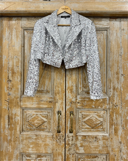 ЖАКЕТ-БОЛЕРО с острыми лацканами, двубортный, приталенный (из серебристых пайеток) - фото 39019