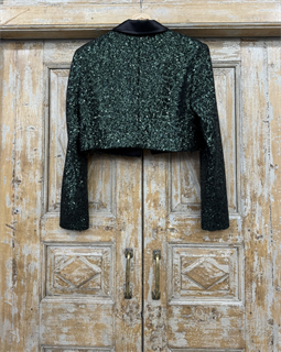 ЖАКЕТ короткий "БОЛЕРО" с острыми лацканами, однобортный, приталенный (из ИЗУМРУДНЫХ пайеток с лацканом из черного атласа) - фото 39074