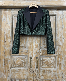 ЖАКЕТ короткий "БОЛЕРО" с острыми лацканами, однобортный, приталенный (из ИЗУМРУДНЫХ пайеток с лацканом из черного атласа) - фото 39075