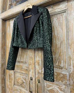 ЖАКЕТ короткий "БОЛЕРО" с острыми лацканами, однобортный, приталенный (из ИЗУМРУДНЫХ пайеток с лацканом из черного атласа) - фото 39076