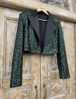 ЖАКЕТ короткий "БОЛЕРО" с острыми лацканами, однобортный, приталенный (из ИЗУМРУДНЫХ пайеток с лацканом из черного атласа) - фото 39077