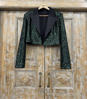 ЖАКЕТ короткий "БОЛЕРО" с острыми лацканами, однобортный, приталенный (из ИЗУМРУДНЫХ пайеток с лацканом из черного атласа) - фото 39079
