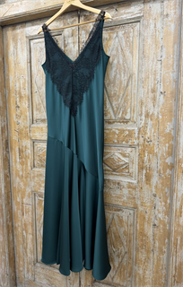 ПЛАТЬЕ-комбинация будуарное атласное по косой, с воланом и кружевом  Шантильи (из атласа TW) - фото 39168