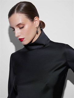 БЛУЗКА с воротником ХОМУТ, по косой, из плотного черного атласа TW - фото 39203