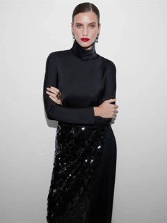 БЛУЗКА с воротником ХОМУТ, по косой, из плотного черного атласа TW - фото 39210