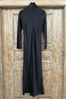 ПЛАТЬЕ с воротником ХОМУТ, по косой, из плотного черного атласа TW - фото 39218