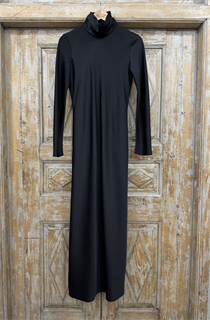 ПЛАТЬЕ с воротником ХОМУТ, по косой, из плотного черного атласа TW - фото 39221