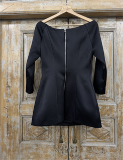 БЛУЗКА "Меган" силуэтная, удлиненная, приталенная, с открытыми плечами (из дабл-дюшеса, ЧЕРНАЯ) - фото 39253