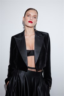 ЖАКЕТ "БОЛЕРО" с острыми лацканами, двубортный, приталенный (из шелкового бархата с лацканами из атласа) - фото 39346