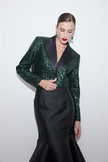 ЖАКЕТ "БОЛЕРО" с острыми лацканами, однобортный, приталенный (из ИЗУМРУДНЫХ пайеток с лацканом из черного атласа) - фото 39355